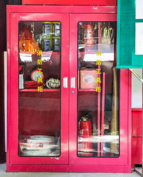 守護(hù)安全防線(xiàn) 施工現(xiàn)場(chǎng)消防器材柜的建筑攝影藝術(shù)與實(shí)用素材